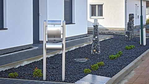 Ein Schottergarten in einer Neubau-Eigenheimsiedlung.