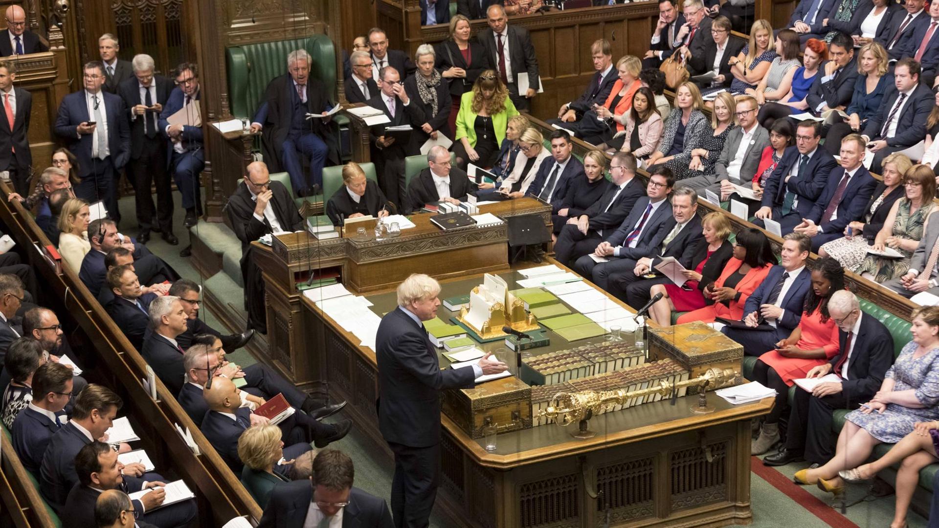 Das Foto zeigt das britische Parlament. Premier-Minister Boris Johnson hält eine Rede.