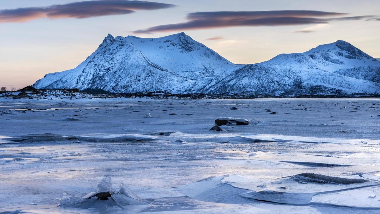 Eisschollen lagern sich am Ufer in der Kälte ab. 