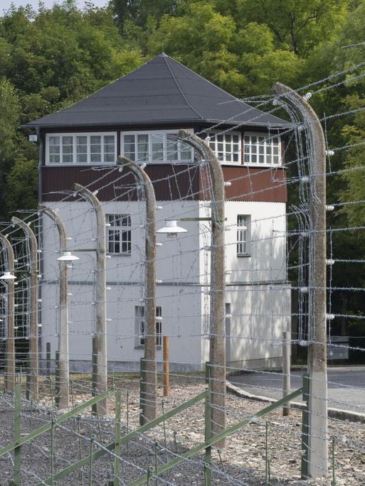 Rekonstruierter Lagerzaun mit Wachturm im Konzentrationslager Buchenwald.