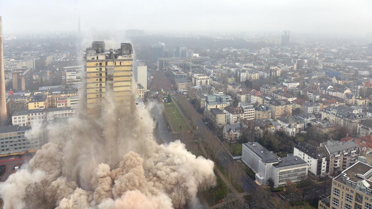 Bei der Sprengung gab es eine riesige Staubwolke (Bild: Kai-Uwe Wärner/THW) Bei der Sprengung gab es eine riesige Staubwolke (Bild: Kai-Uwe Wärner/THW)