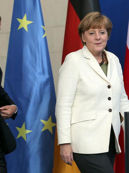 Bundeskanzlerin Angela Merkel (CDU) und der polnische Ministerpräsident Donald Tusk im Bundeskanzleramt in Berlin auf dem Weg zu einem Statement, bevor sie sich zu einem Gespräch über die aktuellen Entwicklungen in der Ukraine und dem Thema Energiesicherheit zurückziehen.