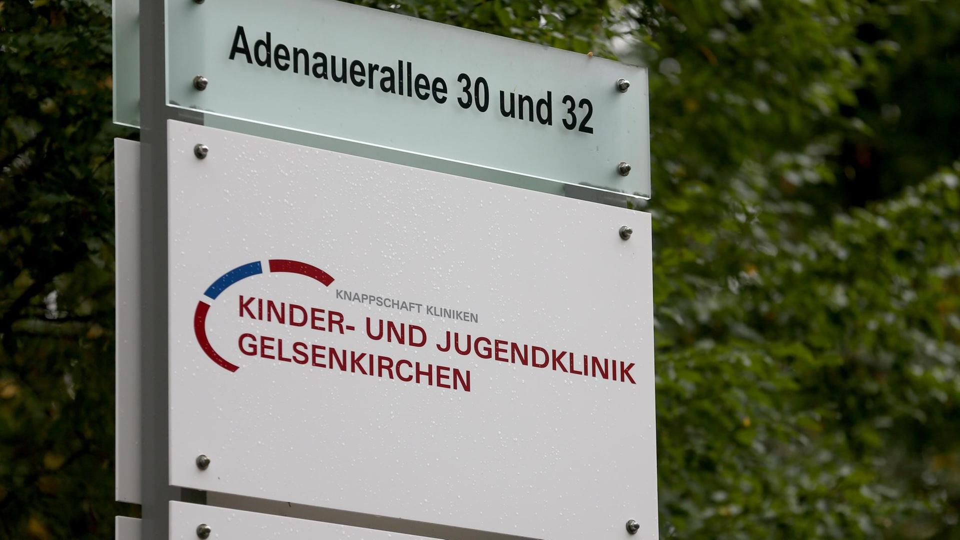 Das Foto zeigt das Hinweisschild zur Kinder- und Jugendklinik Gelsenkirchen im Jahr 2018.