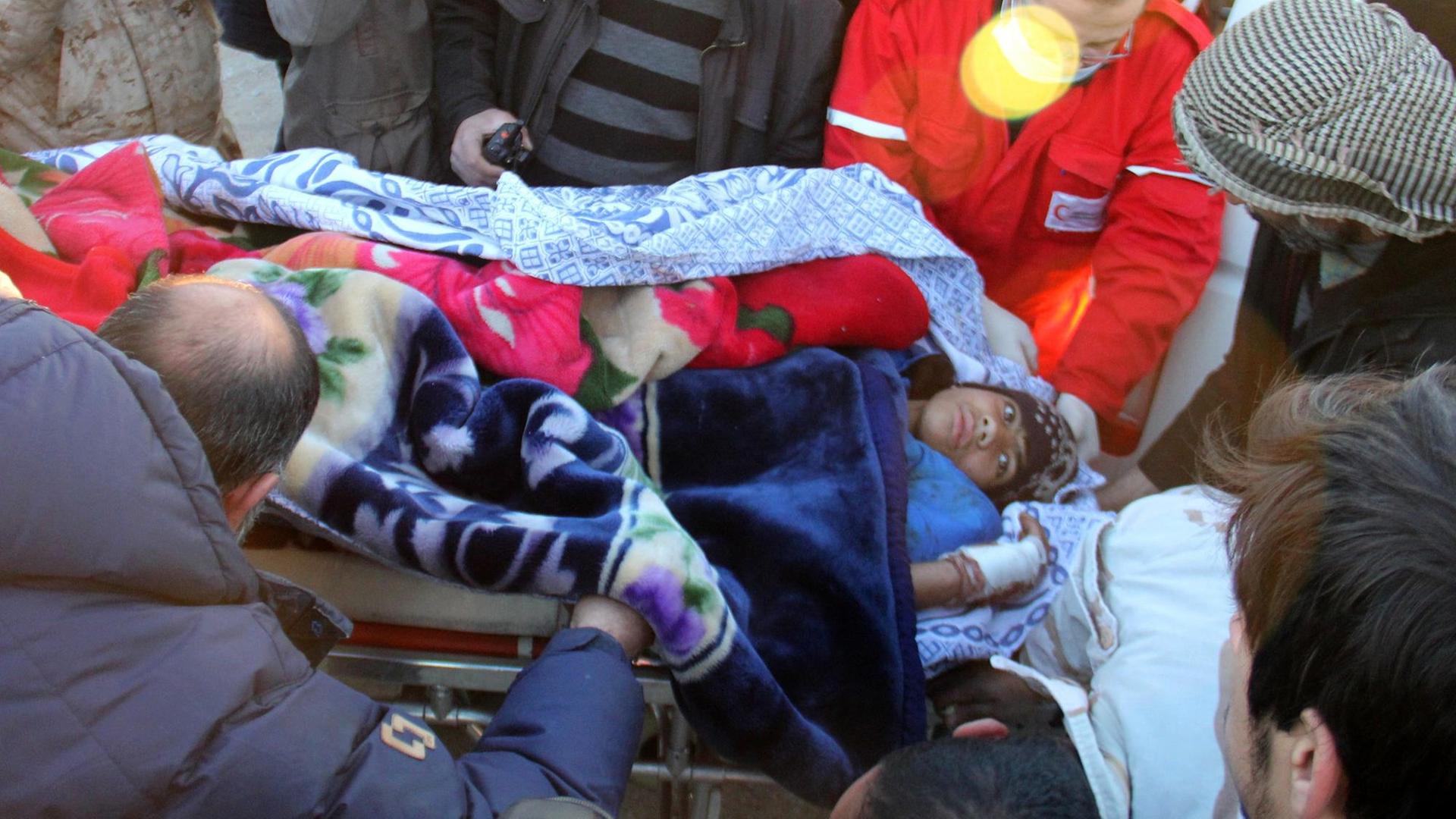 Ein verwundeter Syrer wird aus Ost-Aleppo evakuiert.