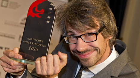 Der Regisseur David Sieveking mit dem Hessischen Film- und Kinopreis 2012 in der Kategorie Dokumentarfilm für sein Werk "Vergiss mein nicht"