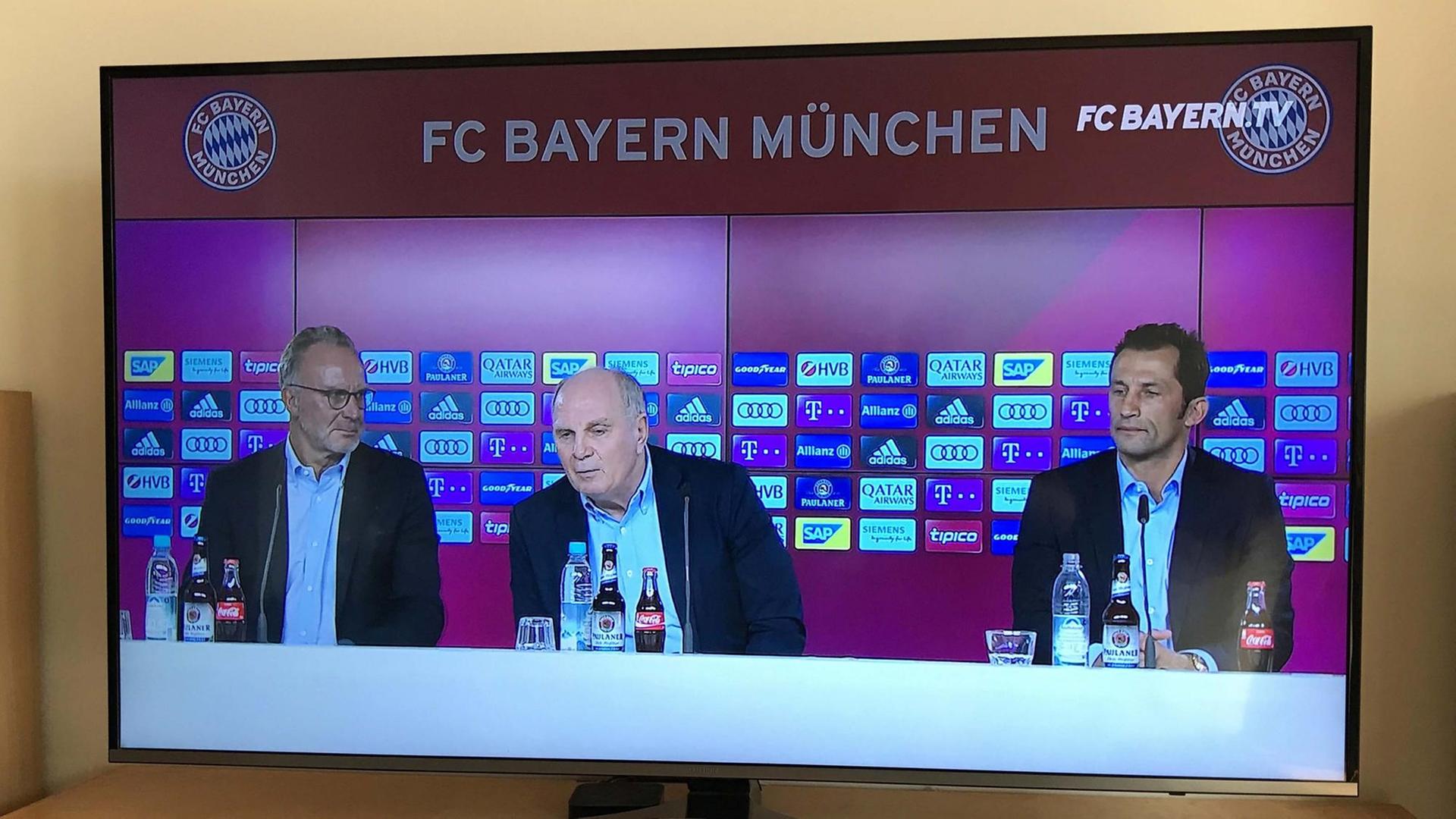 Pressekonferenz des Führungstrios des FC Bayern am 19.10.2018. übertragen live im vereinseigenen Kanal fcbayerntv, v.li: Karl Heinz Rummenigge, (Vorstandsvorsitzender), Uli Hoeneß (Präsident Bayern München) und Hasan Salihamidzic (Sportdirektor Bayern München) geben eine gemeinsame Pressekonferenz und kritisieren die negative Berichterstattung der Medien.