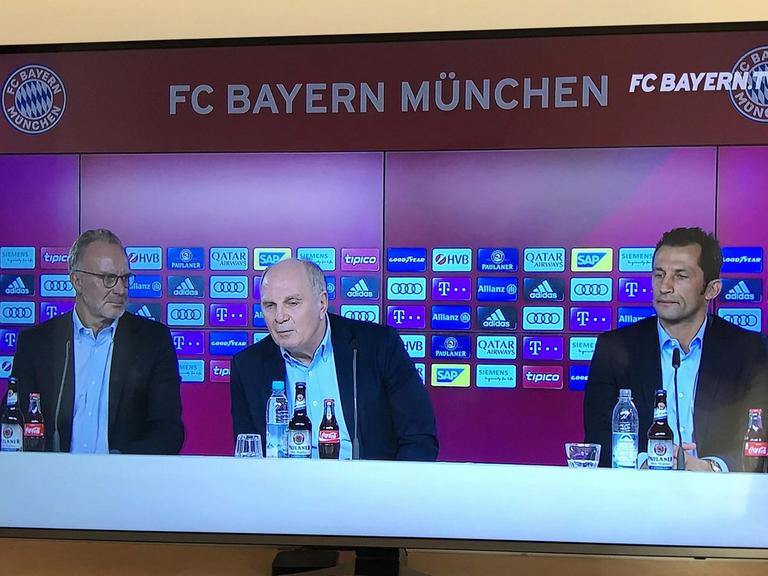 Pressekonferenz des Führungstrios des FC Bayern am 19.10.2018. übertragen live im vereinseigenen Kanal fcbayerntv, v.li: Karl Heinz Rummenigge, (Vorstandsvorsitzender), Uli Hoeneß (Präsident Bayern München) und Hasan Salihamidzic (Sportdirektor Bayern München) geben eine gemeinsame Pressekonferenz und kritisieren die negative Berichterstattung der Medien.