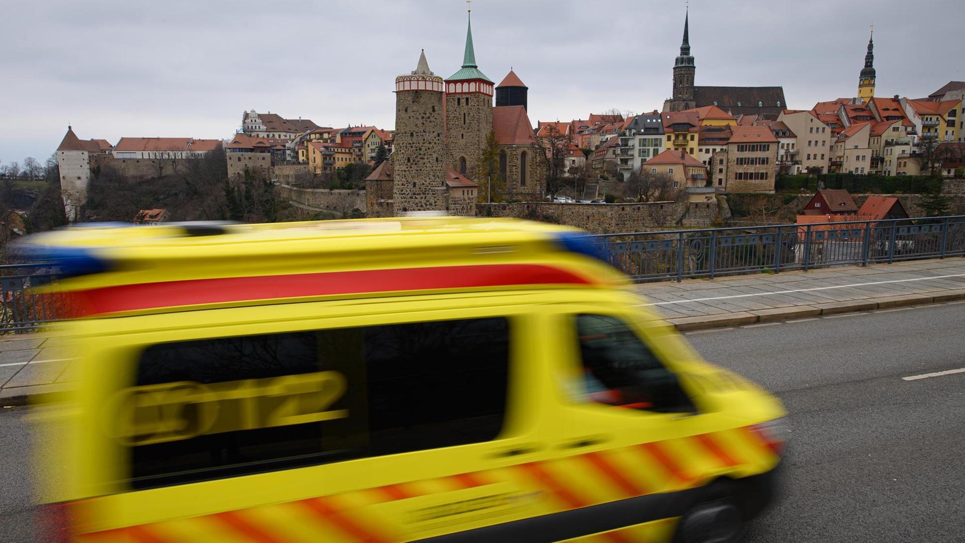 Ein Rettungswagen fährt vor der Altstadt über die Friedensbrücke. Im Landkreis Bautzen kletterte die 7-Tage-Inzidenz nach Zahlen des Robert Koch-Instituts (RKI) über die Marke von 500 Neuinfektionen pro 100.000 Einwohner binnen einer Woche.