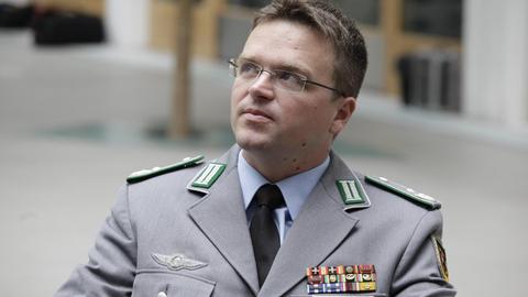 Oberstleutnant André Wüstner, Vorsitzender des Deutschen Bundeswehrverbands, in grauer Uniform mit Hemd und Krawatte