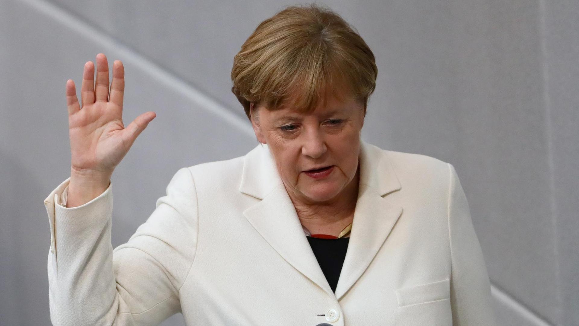 Bundeskanzlerin Angela Merkel wird im Bundestag nach ihrer Wahl vereidigt.