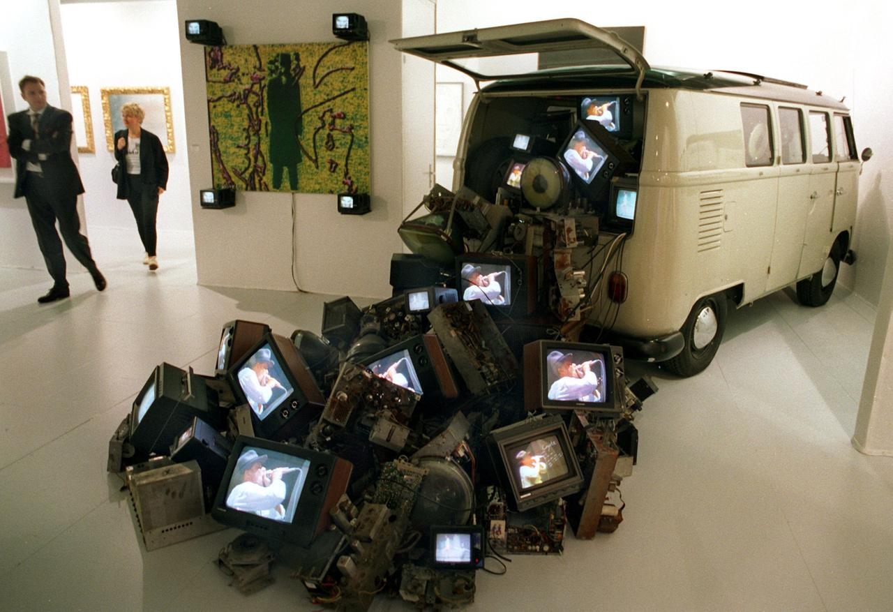 Die Installation "Beuys car" des koreanischen Künstlers Nam June Paik  auf der Internationalen Kunstmesse "Art 26" in Basel 1995