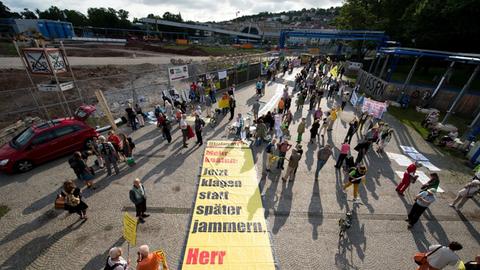 Gegner des Bahnprojektes Stuttgart 21 demonstrieren im August 2014 in Stuttgart.