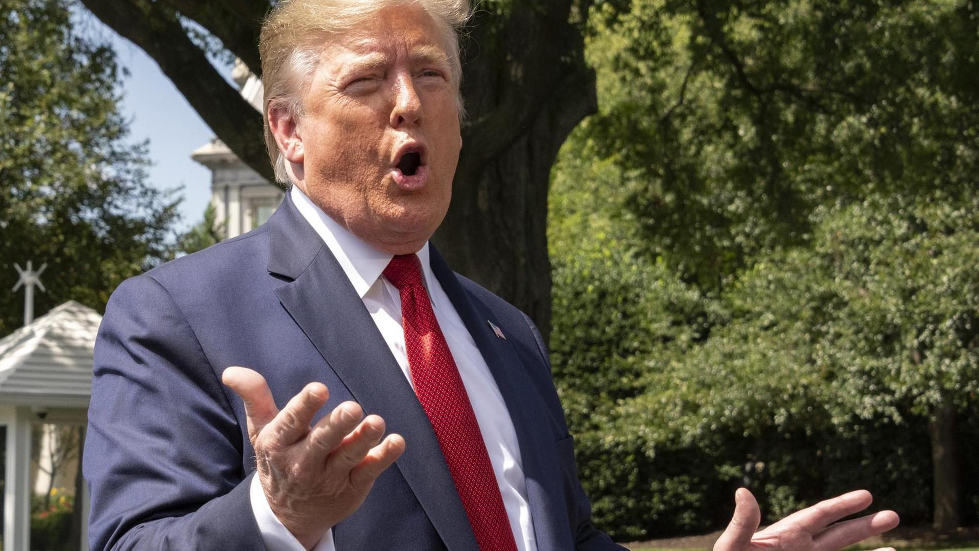 Der Präsident der USA, Donald J. Trump, stellt sich am 21.08.2019 Fragen von Reportern im Garten des Weißen Hauses in Washington, DC.