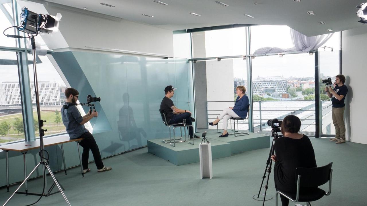 Bundeskanzlerin Angela Merkel im Interview mit Florian Mundt alias LeFloid am Freitag, 10.07.2015, im Bundeskanzleramt.