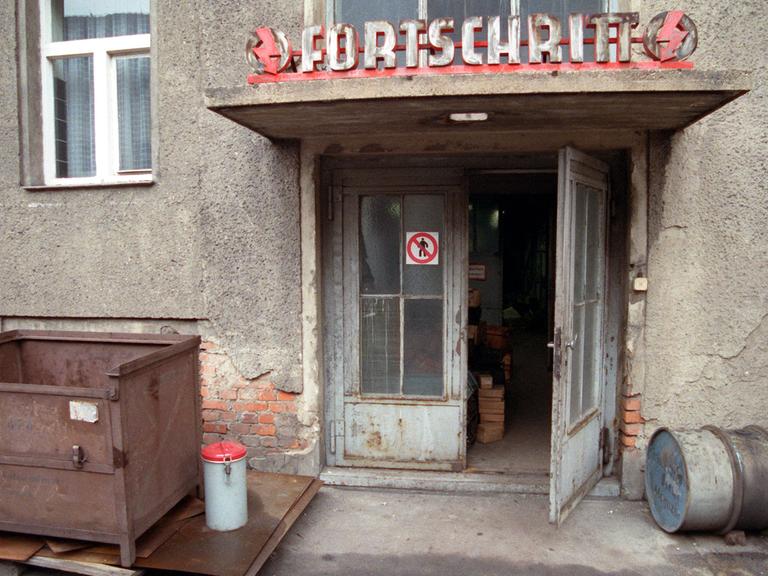 Von "Fortschritt" kann im ehemaligen Lautex-Betrieb in der Zittauer Weststraße kaum mehr die Rede sein: Das Werk, in dem noch vor zwei Jahren 645 Beschäftigte Baumwollgewebe herstellten, wurde per 31. Dezember 1991 stillgelegt.