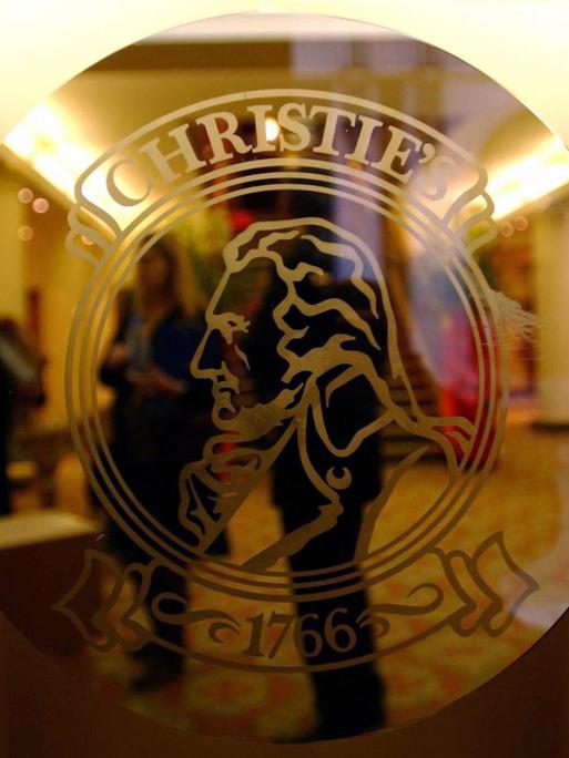 Das Logo des britischen Auktionshauses Christie's an einer Tür des Gebäudes in der King Street in London.
