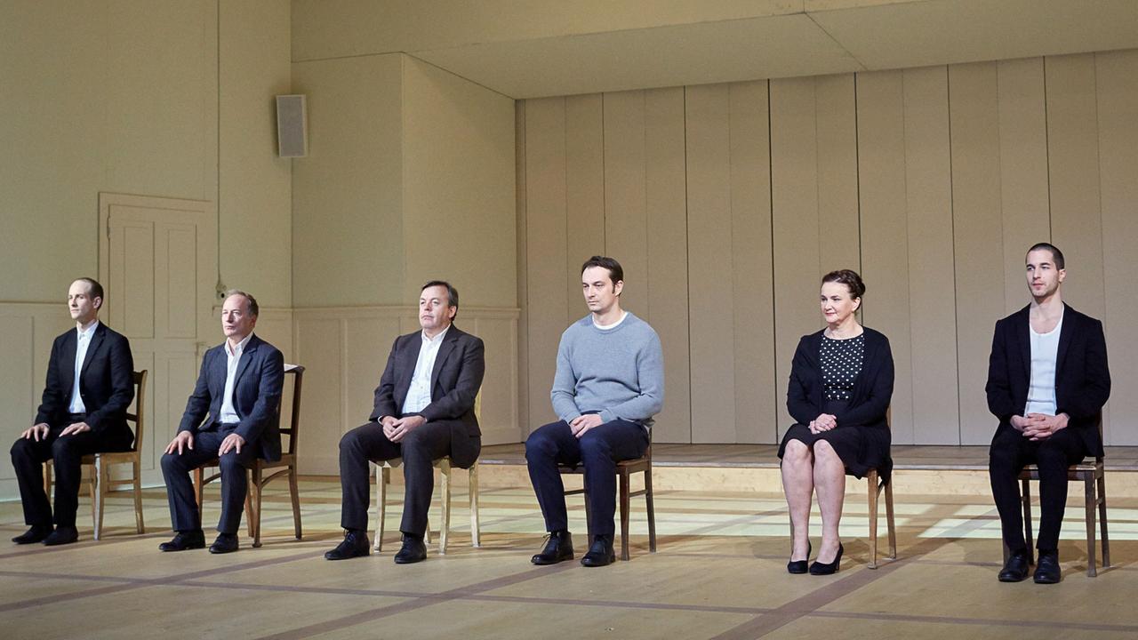 Damian Rebgetz, Stefan Merki, Jochen Noch, Steven Scharf, Thomas Hauser, Annette Paulmann in Anne-Sophie Mahlers Inszenierung von "Mittelreich" an den Münchner Kammerspielen.