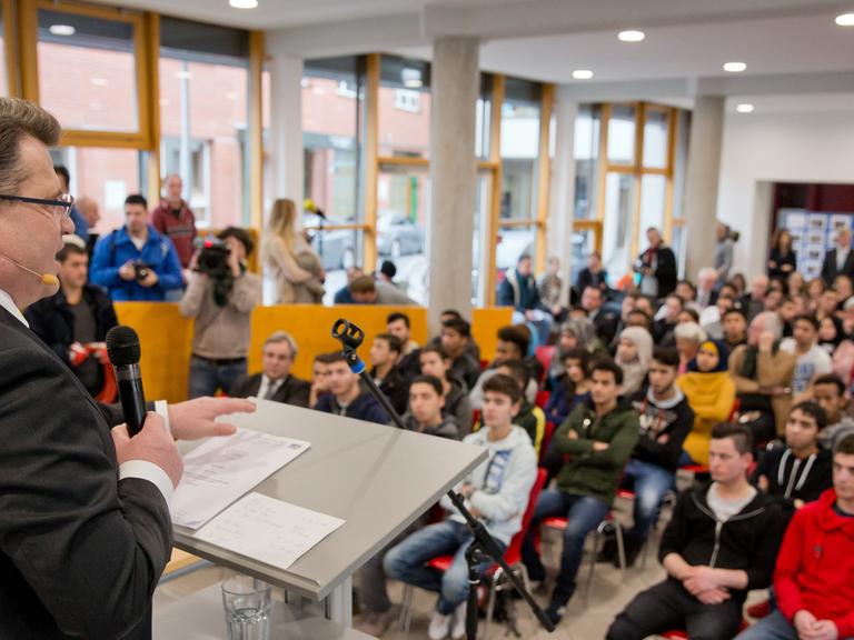 Bayerns Justizminister Winfried Bausback spricht in einer Berufsschule in Ansbach beim Startschuss für das Projekt "Rechtsbildungsunterricht für Flüchtlinge".