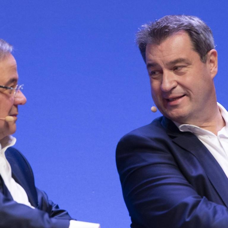 Die Unions-Politiker Armin Laschet und Markus Söder debattieren miteinander.