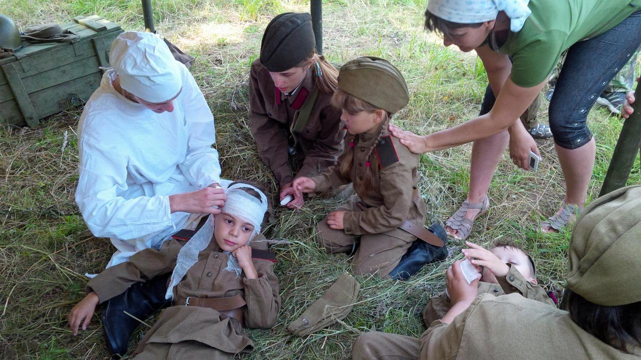 Militärübungen mit Kindern in Russland