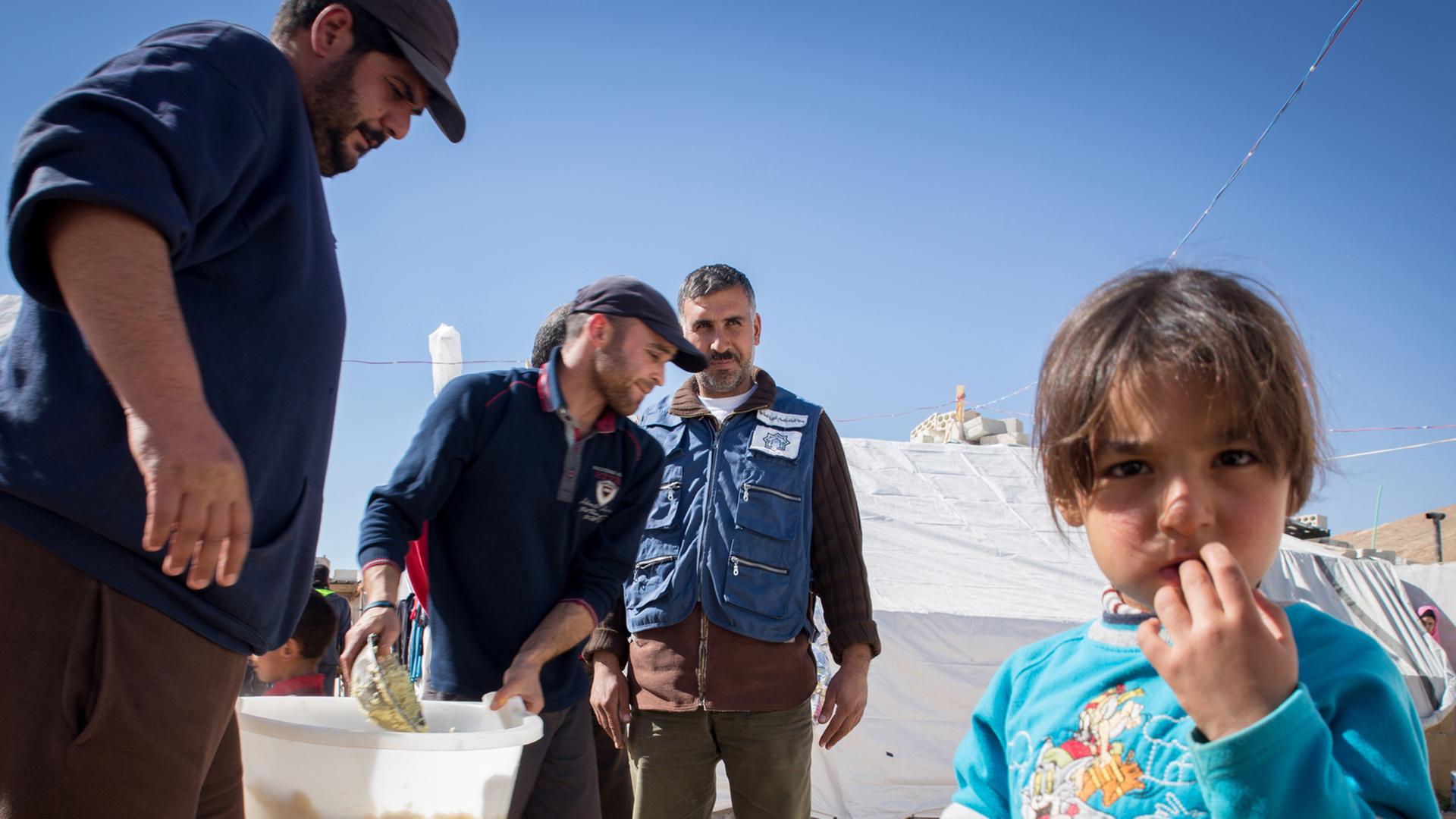 Essensausgabe an syrische Flüchtlinge im Libanon am vergangenen Samstag (25. Oktober 2014)