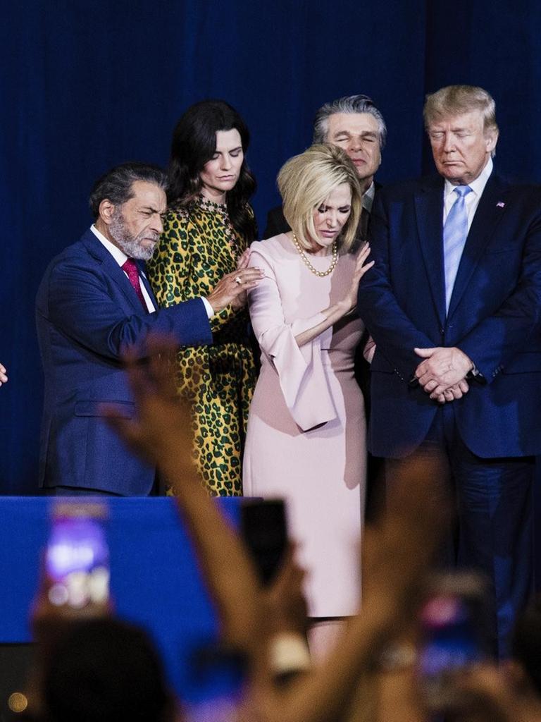 Örtliche religiöse Führer beten während einer "Evangelikale für Trump"-Kundgebung im King Jesus International Institut in Miami (2020).