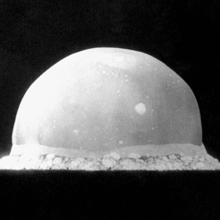 Der Feuerball der ersten gezündeten Atombombe im "Trinity"-Projekt auf der "White Sands Missile Range", New Mexico am 16. Juli 1945.