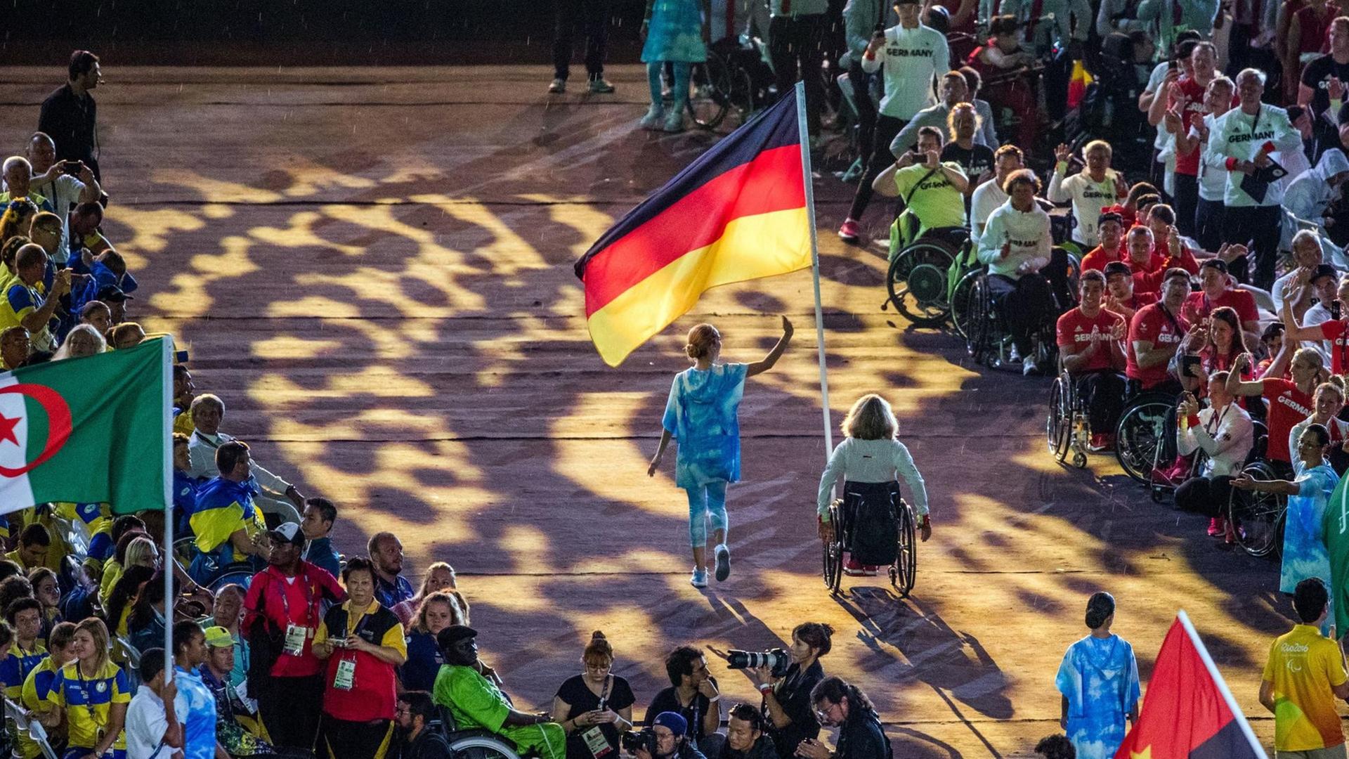 Die Rollstuhl-Basketballerin Annika Zeyen trägt bei der Abschlussfeier am 18.9.2016 für Deutschland die Fahne ins Maracana Stadion.