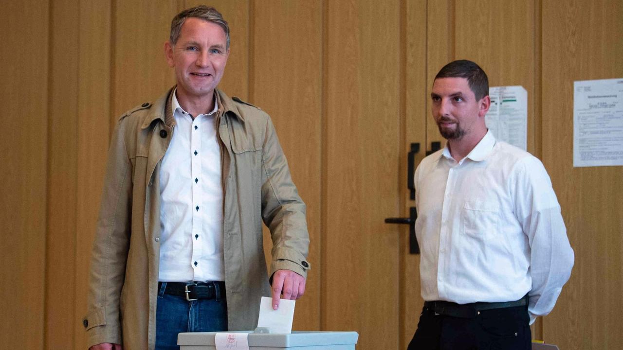Thüringen, Bornhagen: Björn Höcke, Spitzenkandidat der AfD, gibt seine Stimme für die Landtagswahl 2019 ab. Rechts daneben steht ein Wahlhelfer