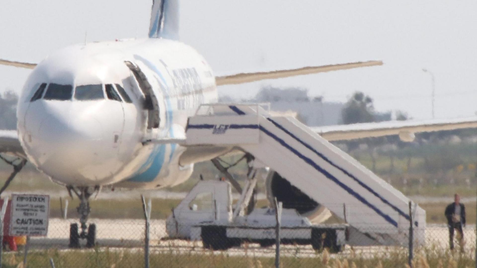 Der mutmaßliche Entführer der Egypt-Air-Maschine verlässt den Airbus in Larnaka.