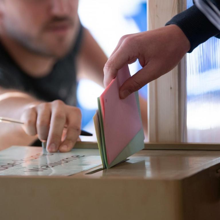 Aachen: Ein Wähler gibt seinen Stimmzettel ab.