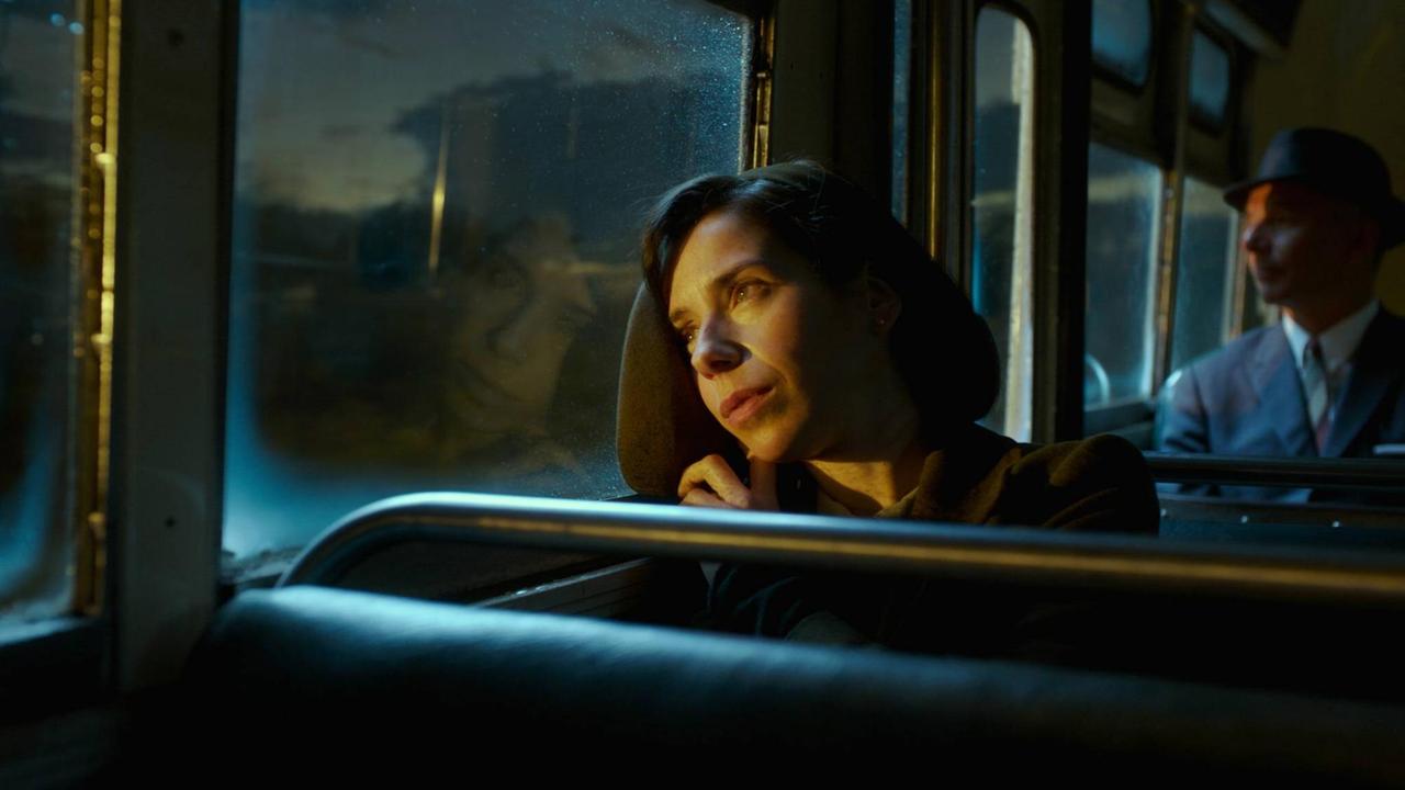 Szene aus "The Shape of Water": Die stumme Elisa (Sally Hawkins) träumt auf dem Weg zur Arbeit von ihrem Amazonas-Monster