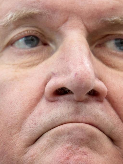 12.11.2018, Sachsen, Bautzen: Horst Seehofer (CSU), Bundesinnenminister, besichtigt das neue Fahndungs- und Kompetenzzentrum der Polizei.