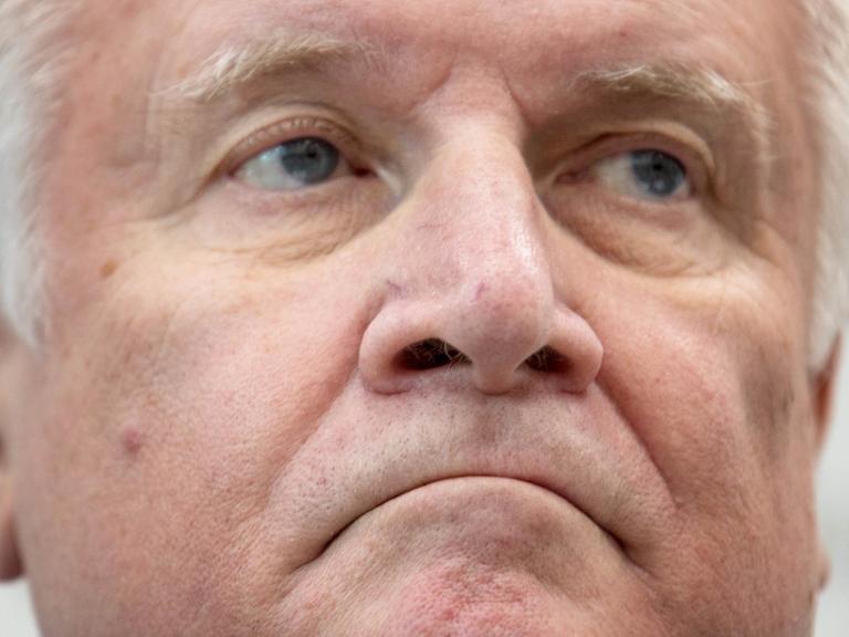 12.11.2018, Sachsen, Bautzen: Horst Seehofer (CSU), Bundesinnenminister, besichtigt das neue Fahndungs- und Kompetenzzentrum der Polizei.