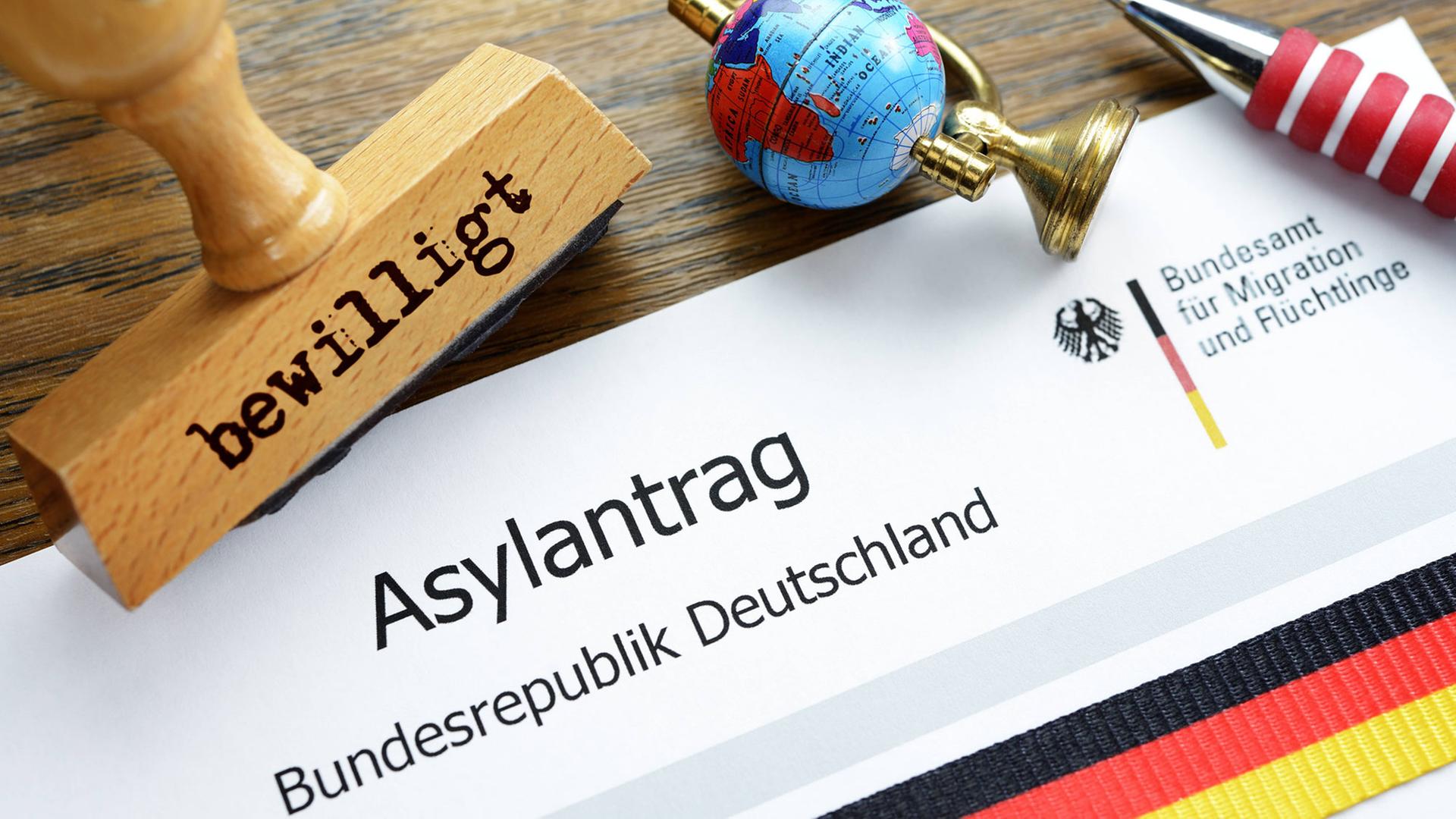 Asylantrag für die Bundesrepublik Deutschland mit einem Stempel mit der Aufschrift "Bewilligt"