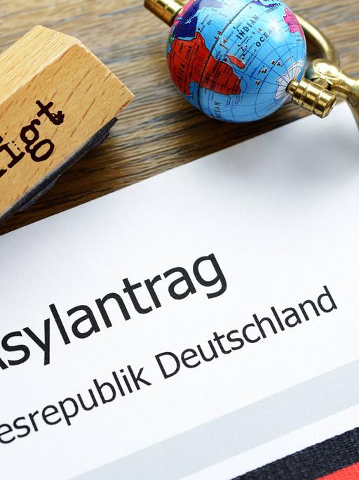 Asylantrag für die Bundesrepublik Deutschland mit einem Stempel mit der Aufschrift "Bewilligt"
