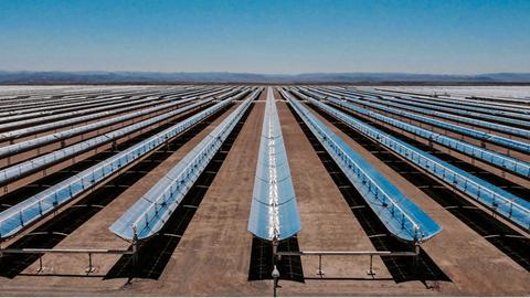 Blick auf Parabolspiegel des ersten 160-MW-Teilabschnitts des Noor-Solarkomplex in Ouarzazate (Marokko), aufgenommen am 11.11.2016.