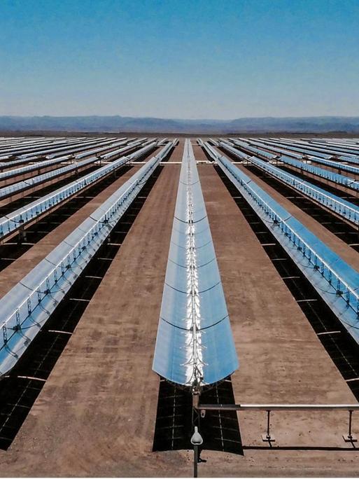 Blick auf Parabolspiegel des ersten 160-MW-Teilabschnitts des Noor-Solarkomplex in Ouarzazate (Marokko), aufgenommen am 11.11.2016.