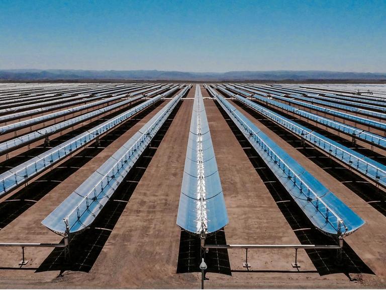 Blick auf Parabolspiegel des ersten 160-MW-Teilabschnitts des Noor-Solarkomplex in Ouarzazate (Marokko), aufgenommen am 11.11.2016.
