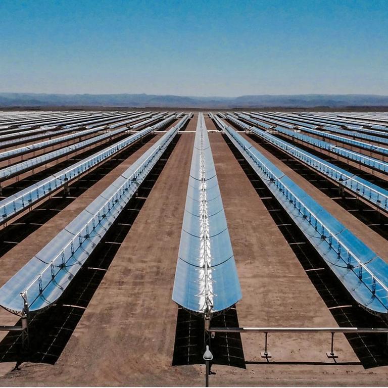 Blick auf Parabolspiegel des ersten 160-MW-Teilabschnitts des Noor-Solarkomplex in Ouarzazate (Marokko), aufgenommen am 11.11.2016.