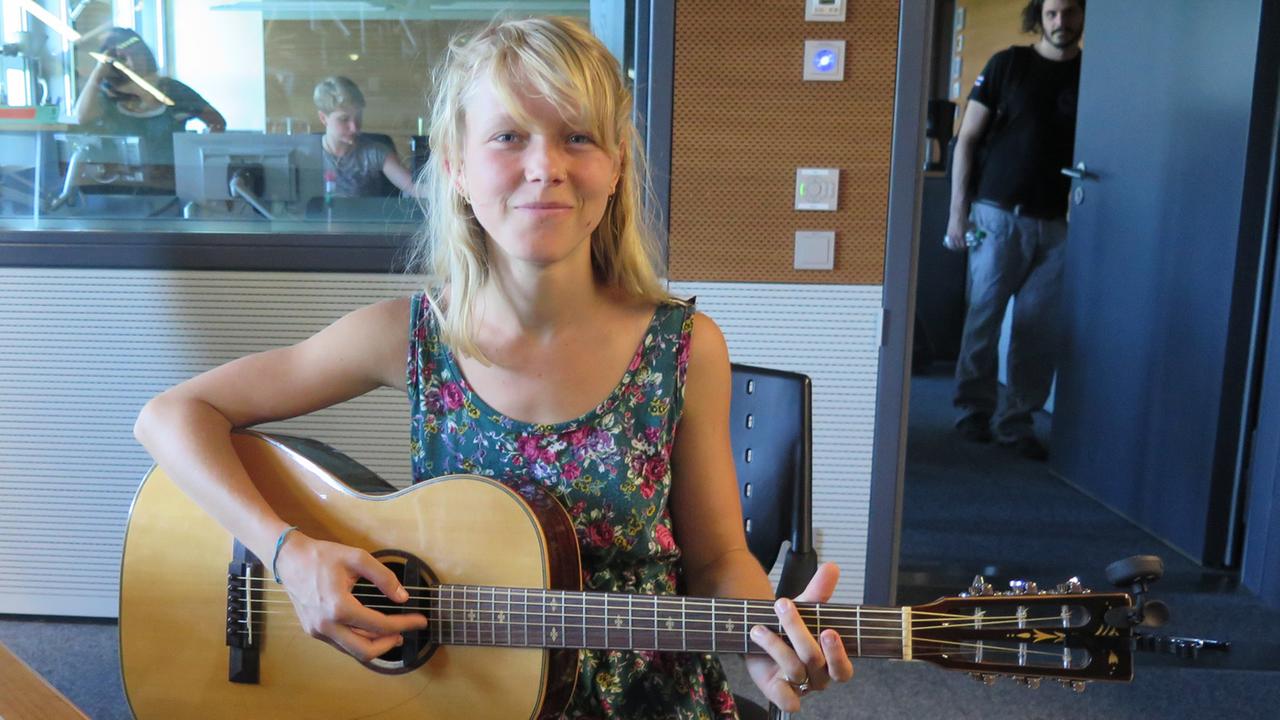 Die Berliner Musikerin Alice Phoebe Lou zu Gast bei Deutschlandradio Kultur