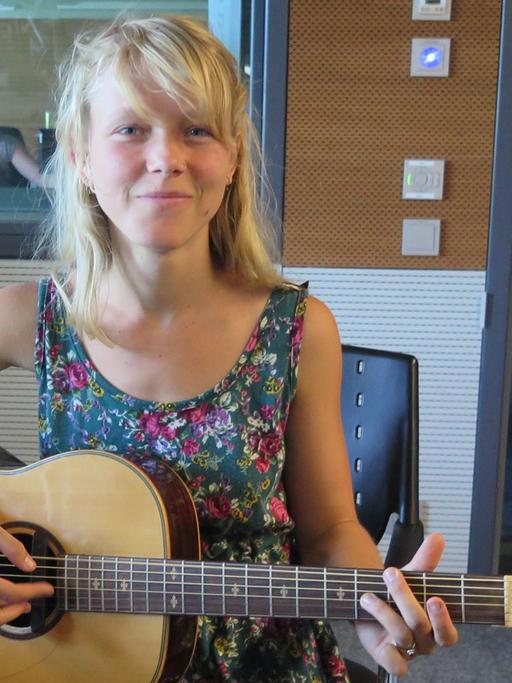 Die Berliner Musikerin Alice Phoebe Lou zu Gast bei Deutschlandradio Kultur