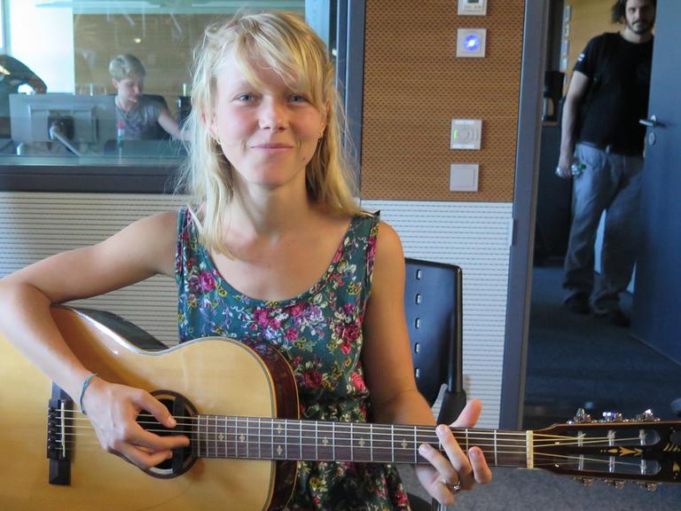 Die Berliner Musikerin Alice Phoebe Lou zu Gast bei Deutschlandradio Kultur