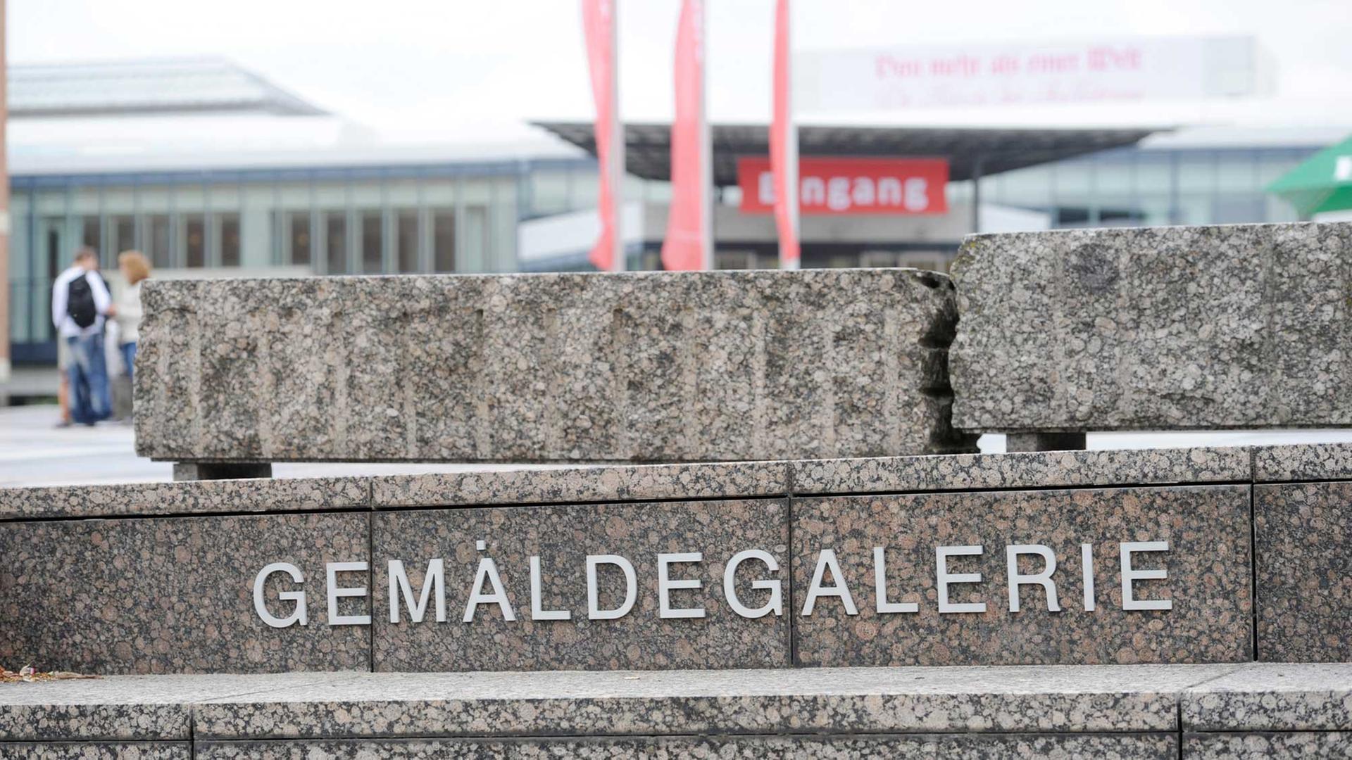 Besucher gehen in Berlin in die Gemäldegalerie am Kulturforum.