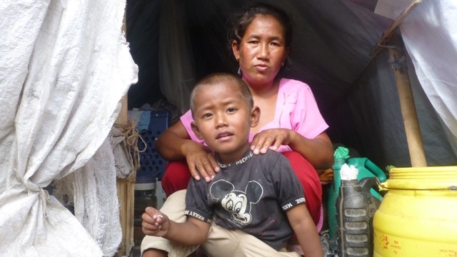 Nani und ihr Sohn vor ihrem Zelt im Lager.