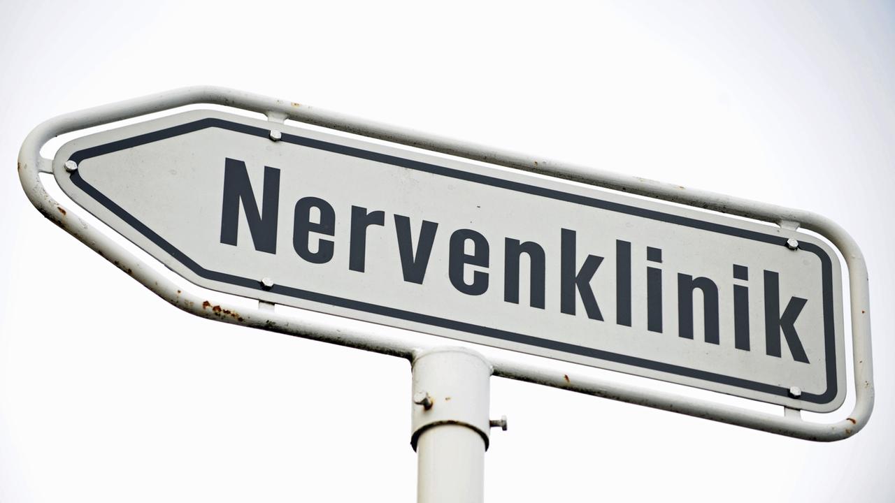 Ein Straßenschild in Bamberg weist den Weg zur "Nervenklinik".