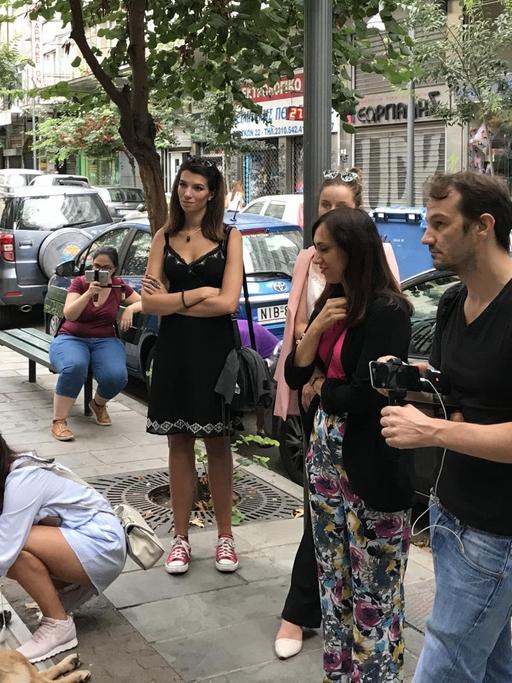 Eine Jugendgruppe während einer Stadtführung in der griechischen Stadt Thessaloniki