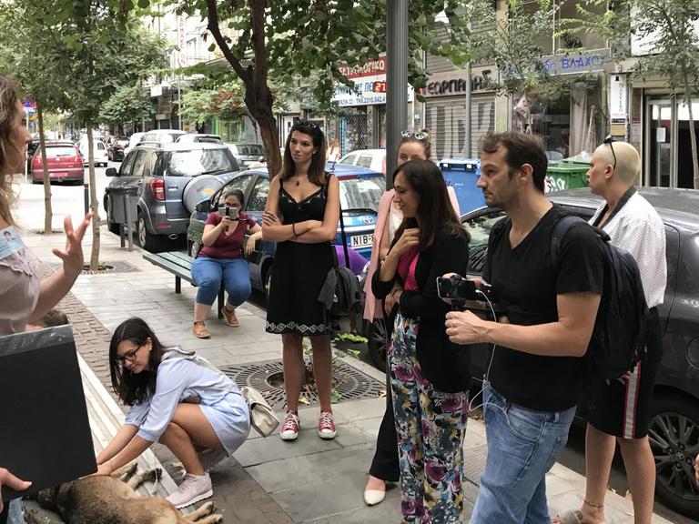 Eine Jugendgruppe während einer Stadtführung in der griechischen Stadt Thessaloniki