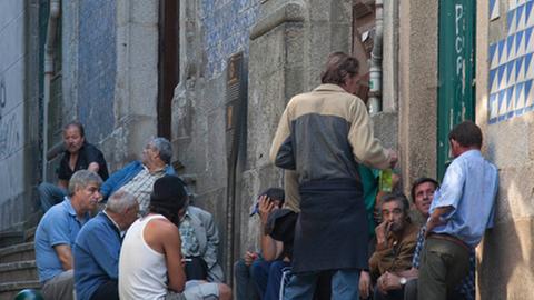 Die Armut ist zum Greifen nah: Männer vor einer Suppenküche in Porto