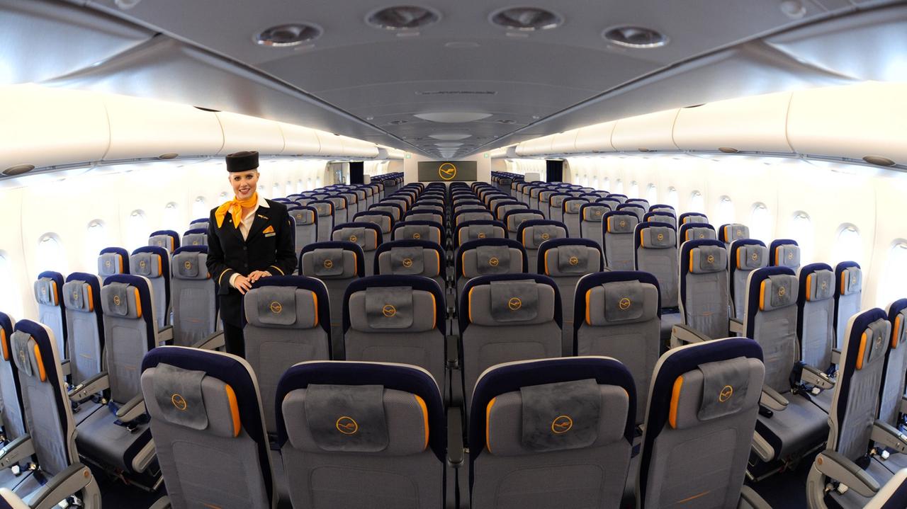 Eine Flugbegleiterin steht in der Economy Class im Airbus A380 nach der Landung in München.